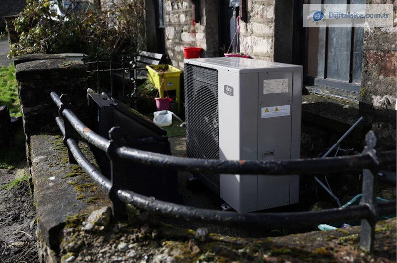 İklim hedeflerine ulaşmak için 2040 yılına kadar İngiltere'deki evlerin yarısının ısı pompasına ihtiyacı olacak