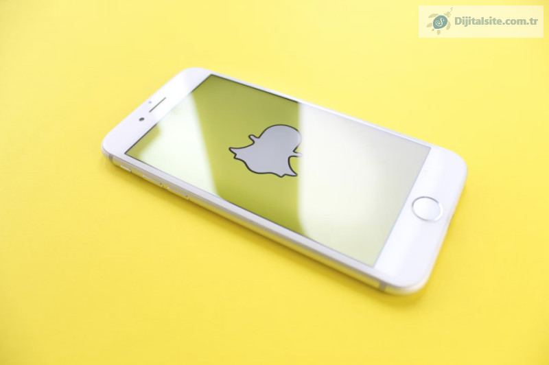 Snapchat arkadaşlardan gelen mesajların yanına reklam koymaya başlıyor